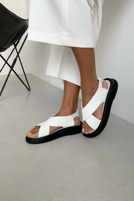 Leather sandals with wide straps