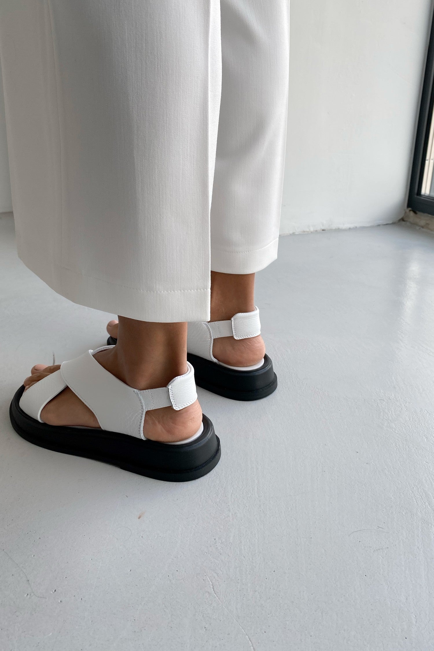 Leather sandals with wide straps