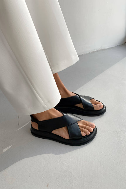 Leather sandals with wide straps