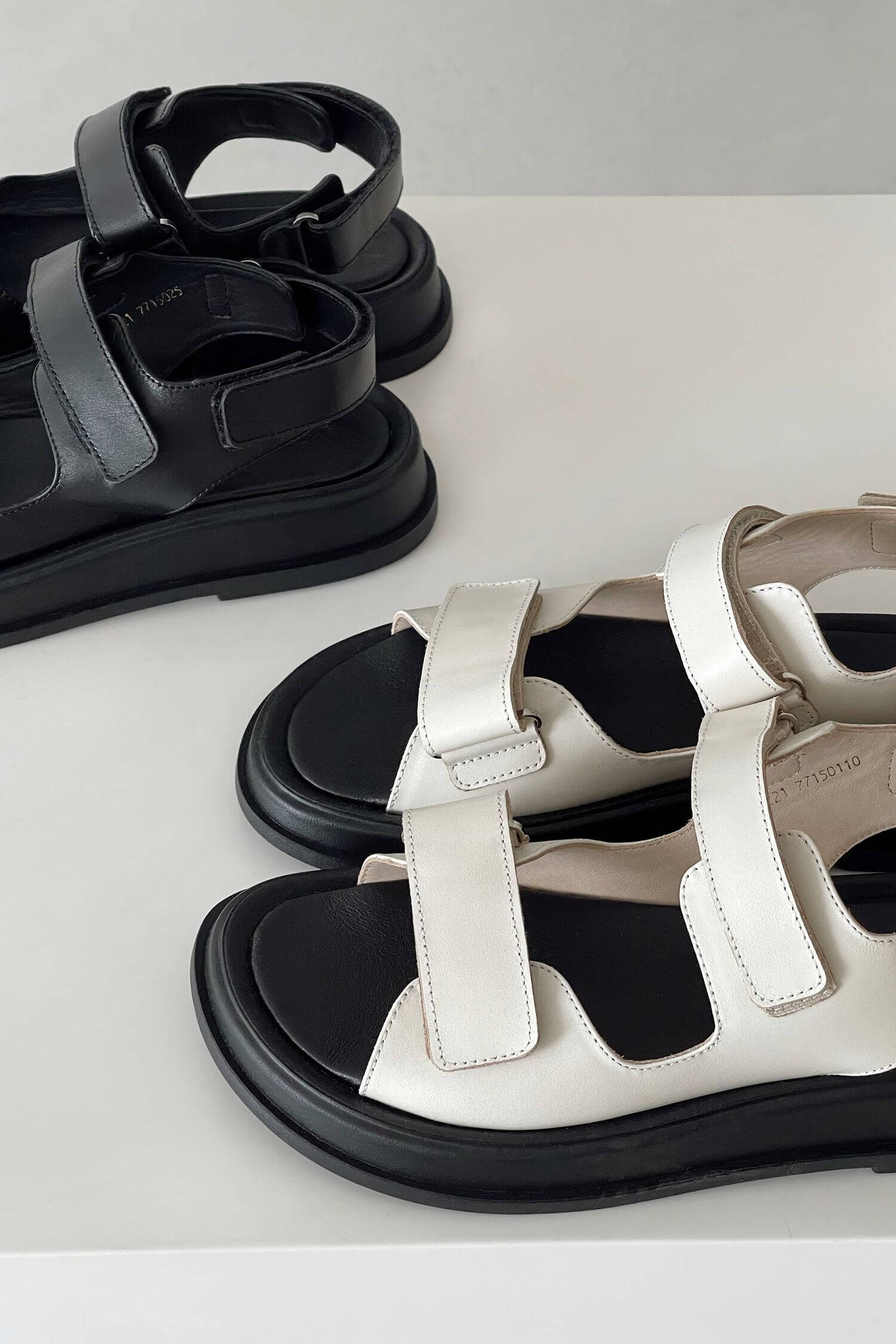 Leather sandals with buckles