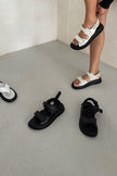 Leather sandals with buckles