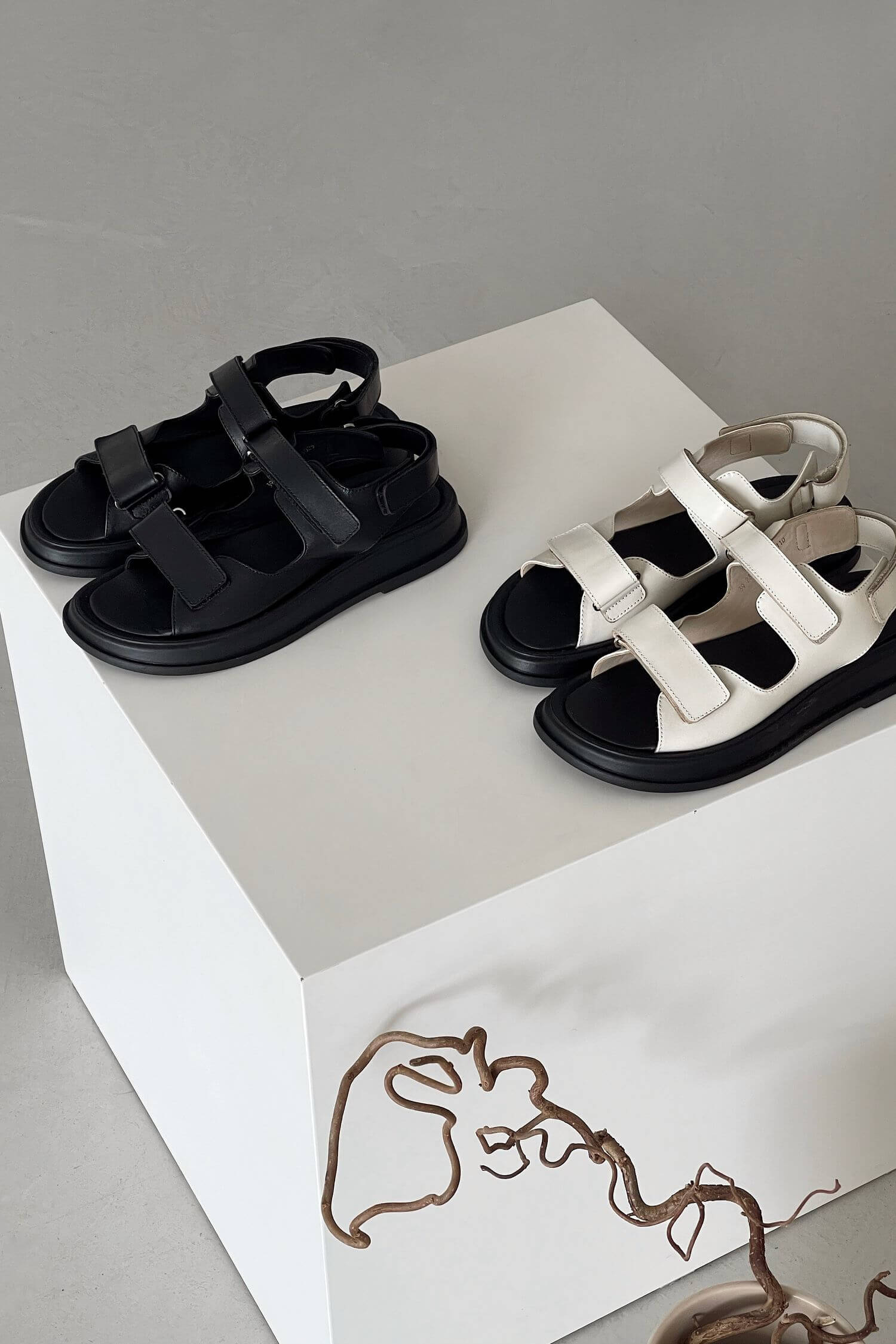 Leather sandals with buckles