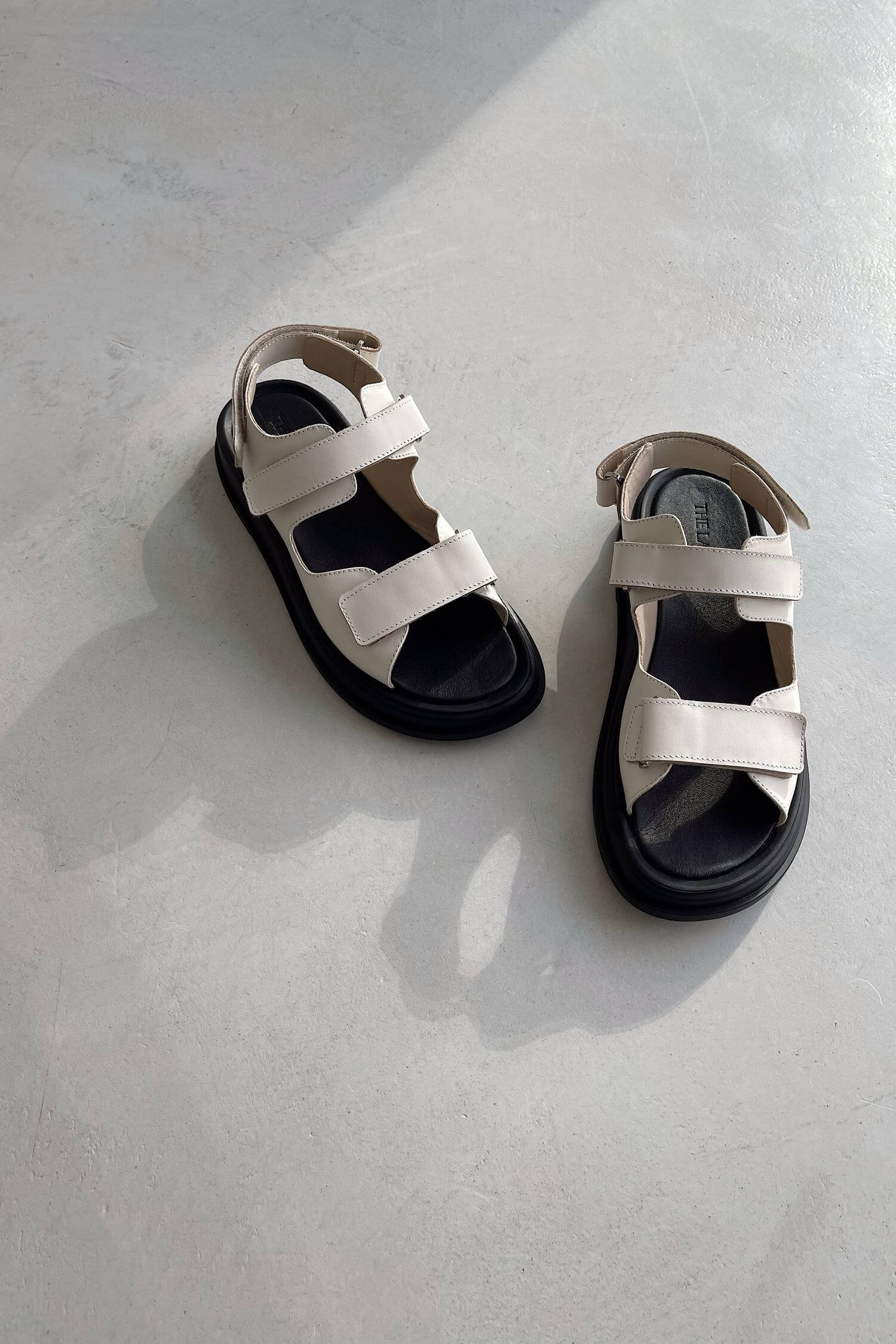 Leather sandals with buckles