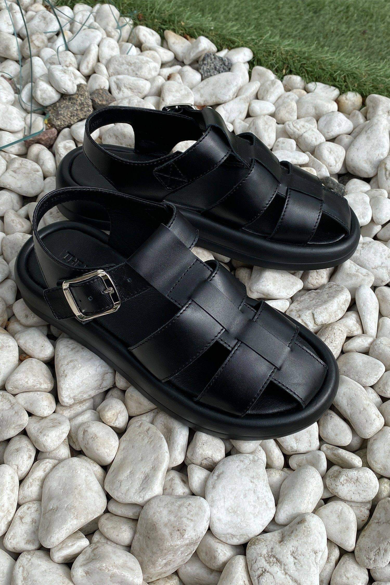 Leather sandals in fisherman style