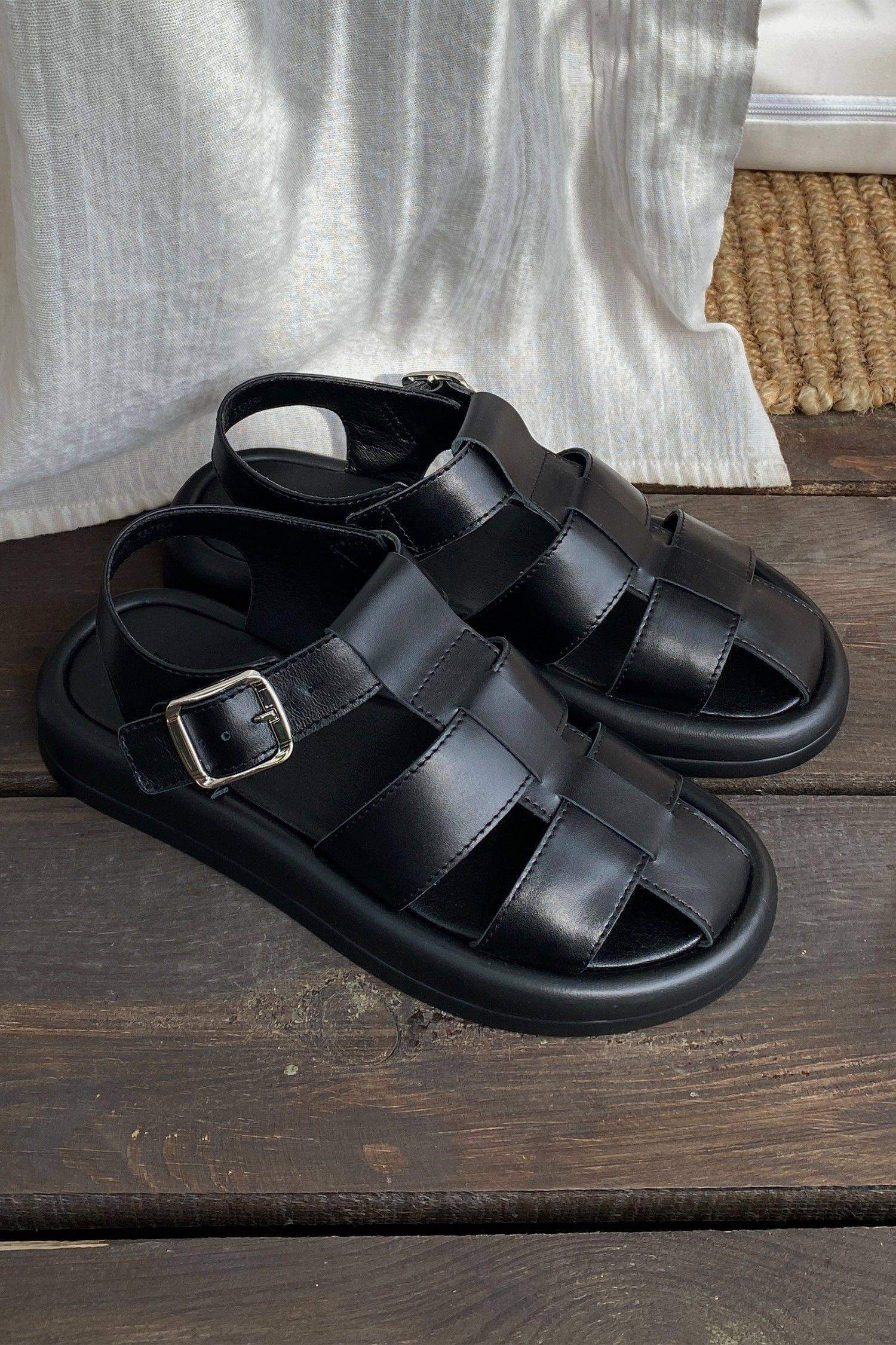 Leather sandals in fisherman style