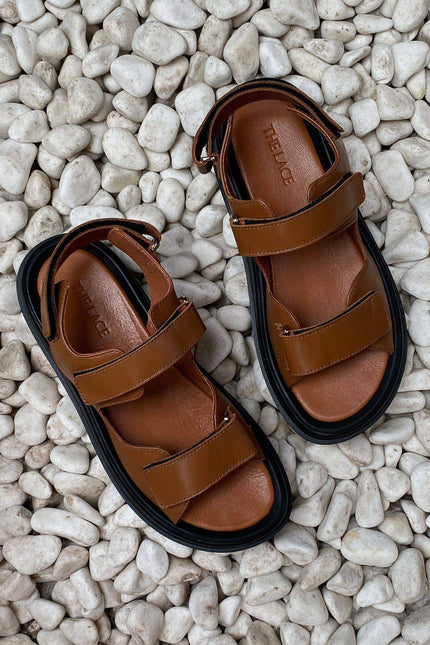 Leather sandals with buckles