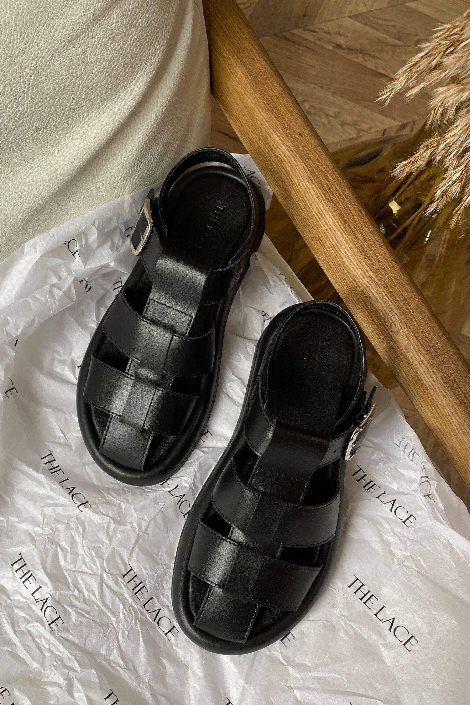 Leather sandals in fisherman style