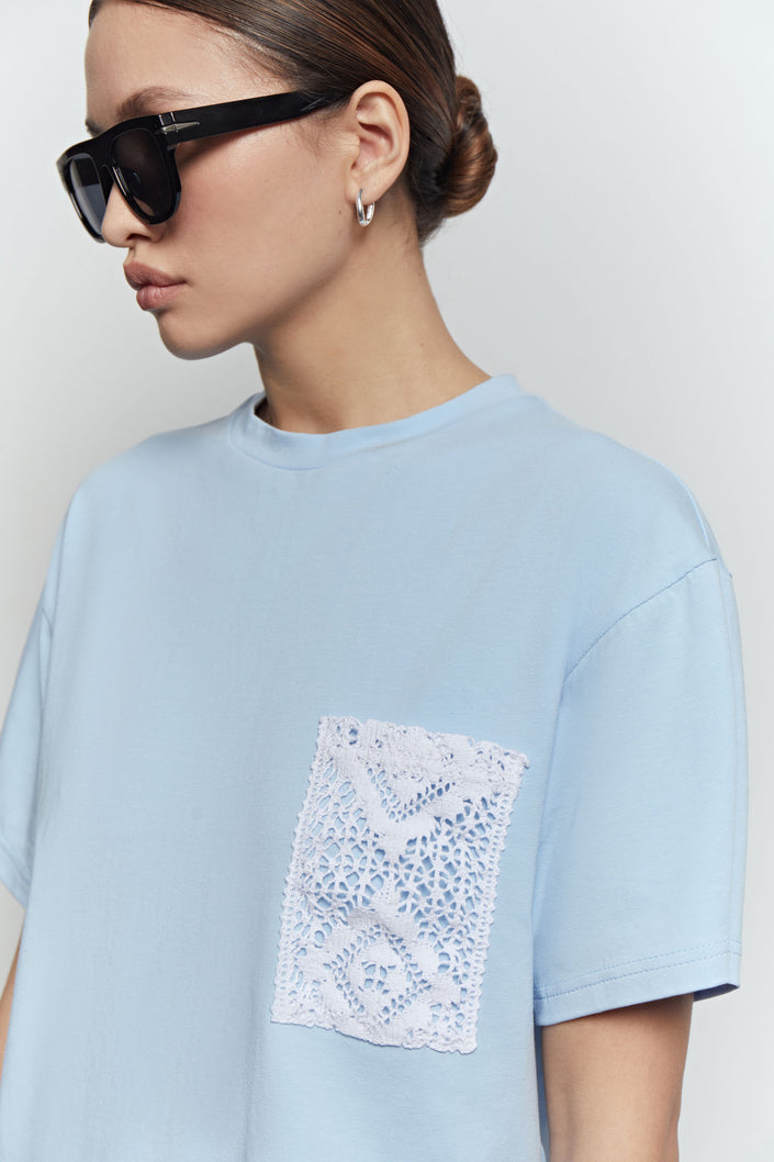 Oversized t-shirt with embroidery decoration in blue/white