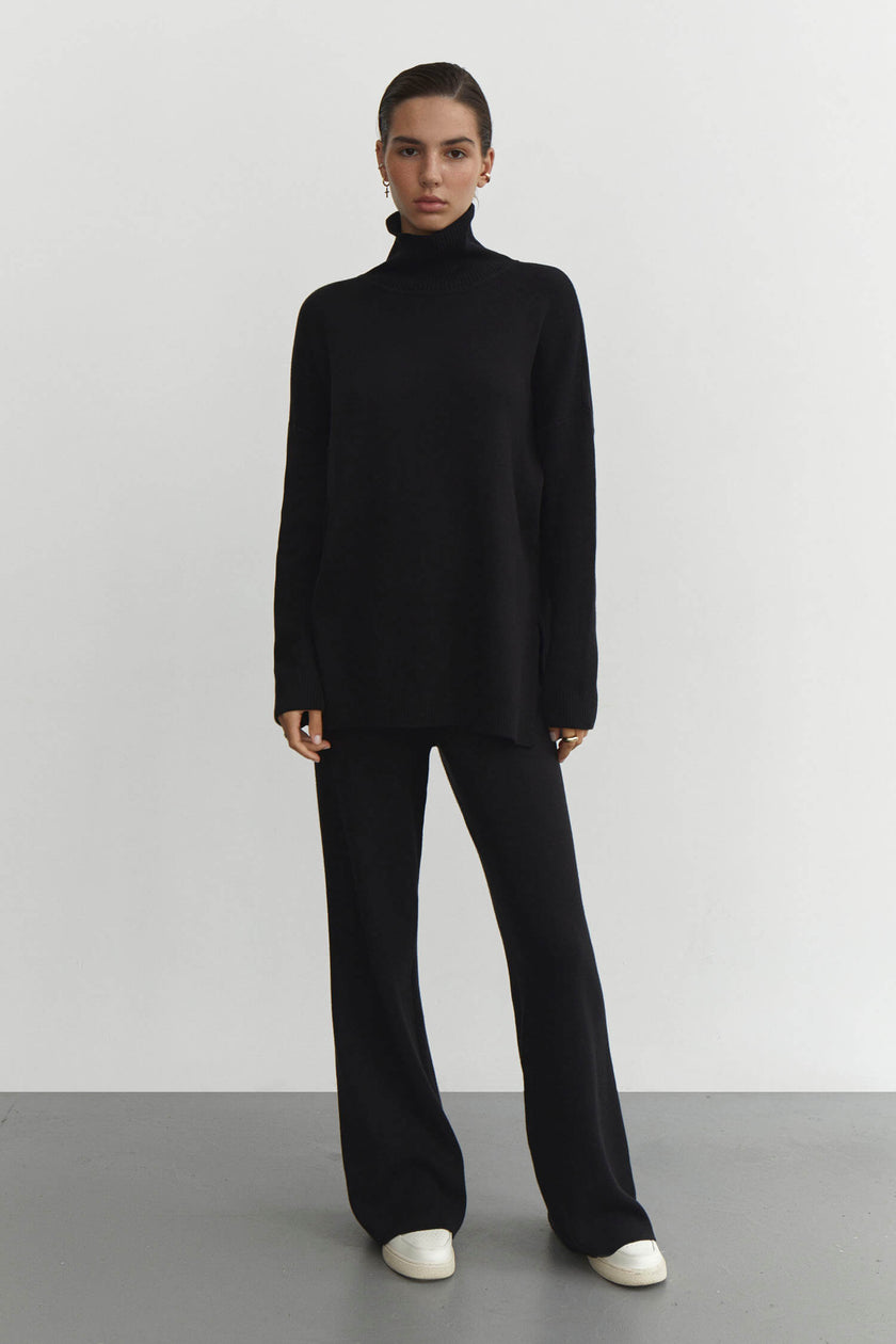 Knitted sweater in navy blue/black