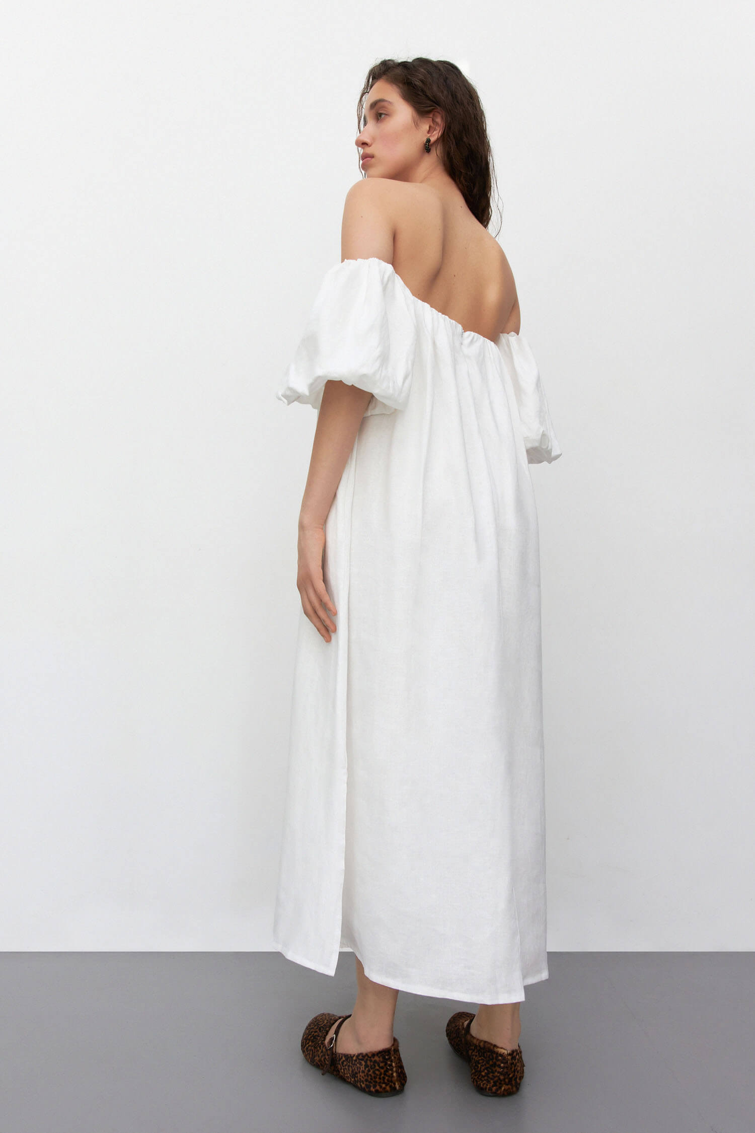 Linen dress with voluminous short sleeves